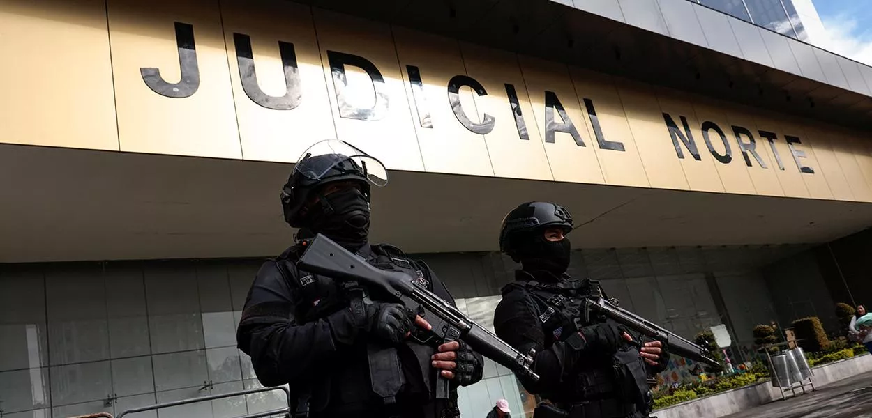 Policiais montam guarda enquanto o julgamento de cinco acusados de envolvimento no assassinato do candidato presidencial anticorrupção equatoriano Fernando Villavicencio, em Quito, Equador