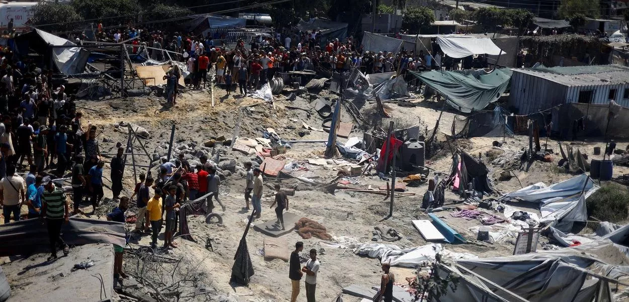 Acampamento na área de Al-Mawasi em Khan Younis, Gaza, após ataque israelense
