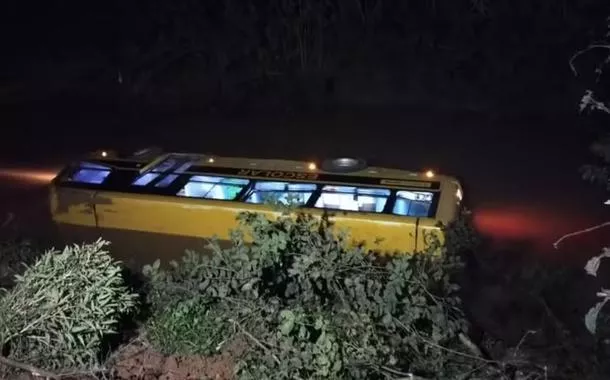 Micro-ônibus escolar cai dentro de rio em Aurora (SC)