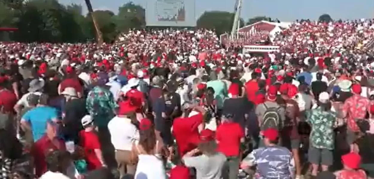 Comíssio com apoiadores de Donald Trump