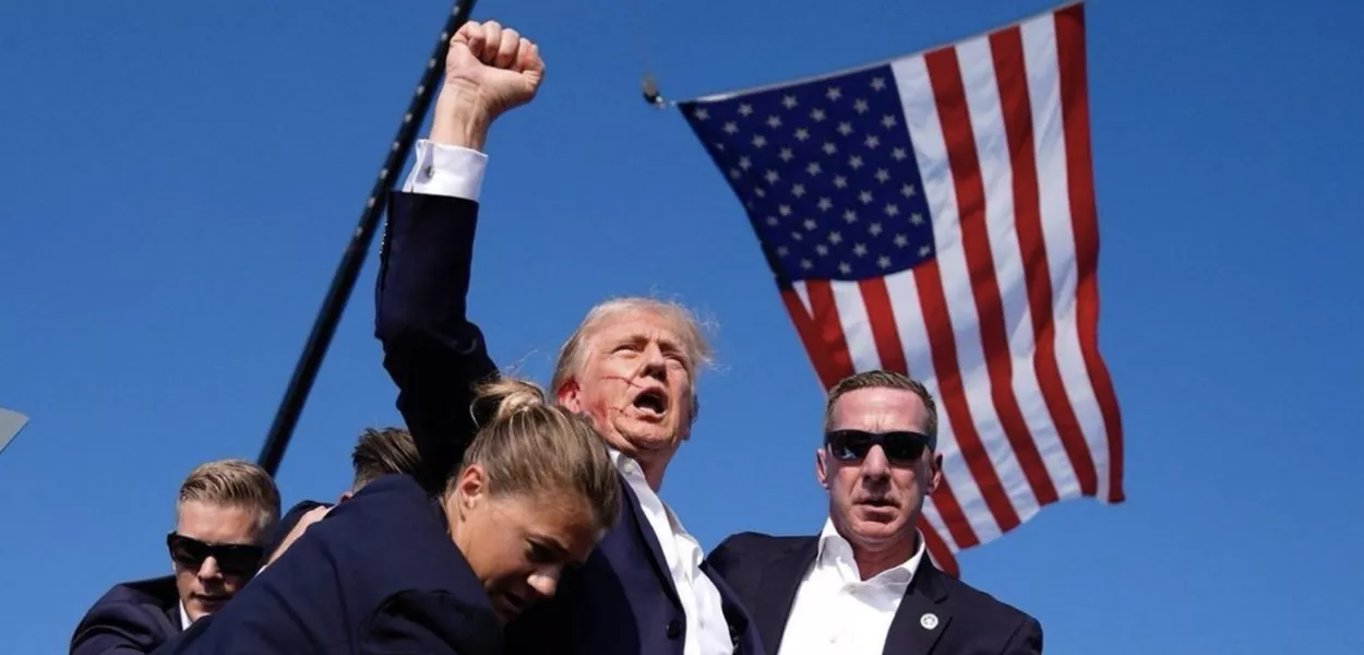 A foto de Trump após o suposto atentado