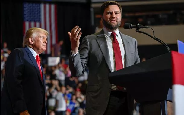 Senador dos EUA JD Vance em evento realizado pelo ex-presidente dos EUA Donald Trump em Youngstown, Ohio, EUA