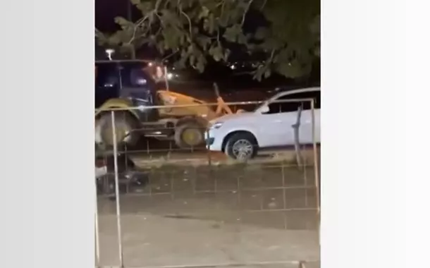 Polícia prende homem que usou retroescavadeira para arrastar carros e motos em festa no interior do Ceará
