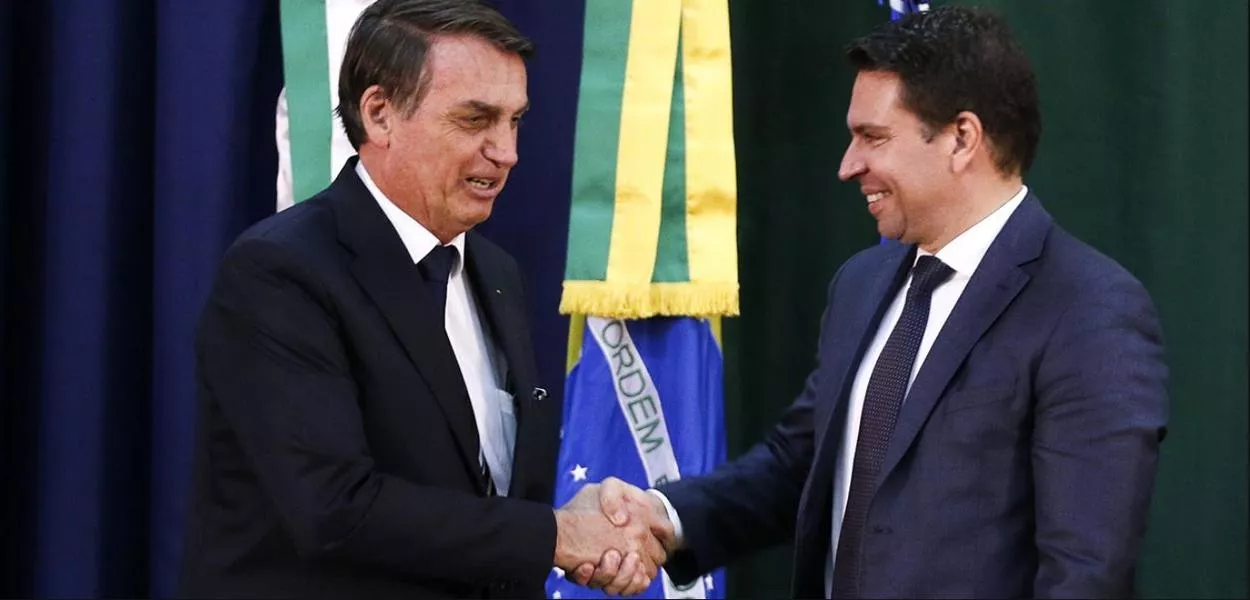 Jair Bolsonaro (à esq.) e Alexandra Ramagem