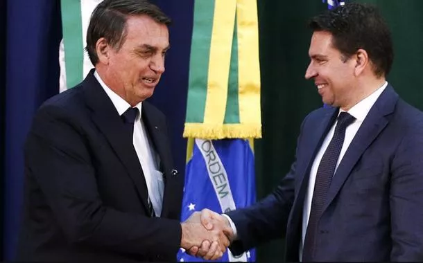 Jair Bolsonaro (à esq.) e Alexandra Ramagem