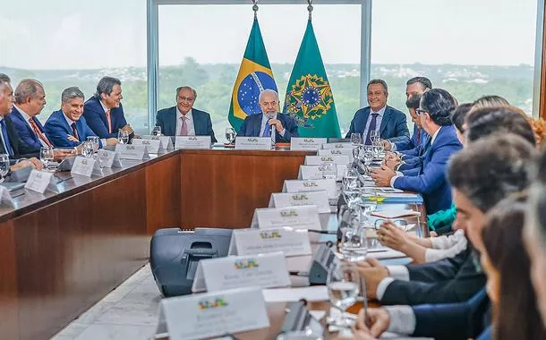 Lula (ao microfone) com ministros e representantes do setor industrial 