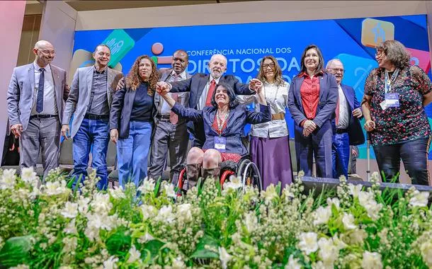 Lula (gravata vermelha), Janja (saia roxa), Silvio de Almeida (lado direito de Lula) e outras lideranças