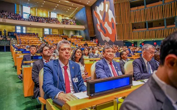 Márcio Macêdo (sentado na ponta, de gravata vermelha) ao lado de Wellington Dias