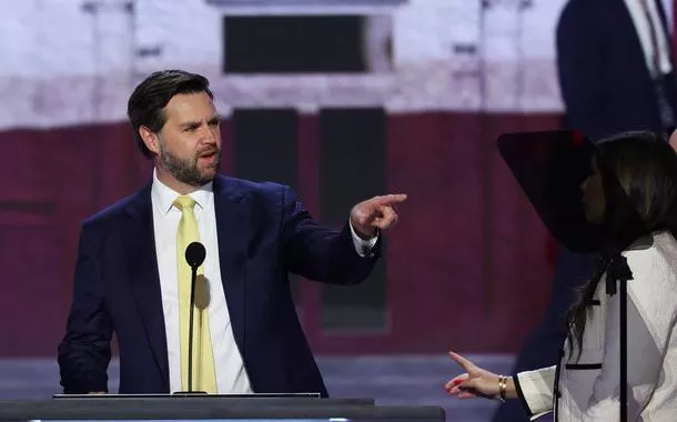 J.D. Vance diz que Kamala Harris é corresponsável pelo fracasso do governo Biden