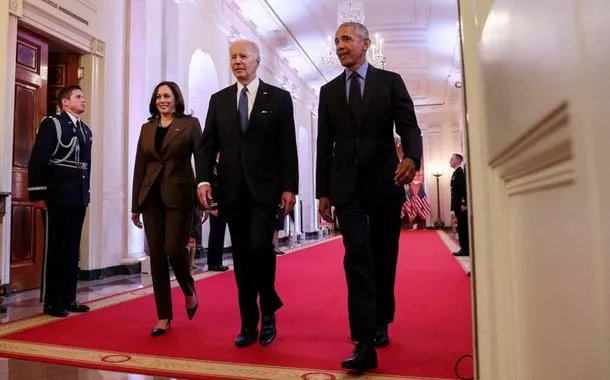 O presidente dos EUA, Joe Biden, é ladeado pela vice-presidente Kamala Harris e o ex-presidente Barack Obama ao chegar para fazer comentários sobre o Affordable Care Act e o Medicaid, na Sala Leste da Casa Branca em Washington, EUA, 5 de abril de 2022