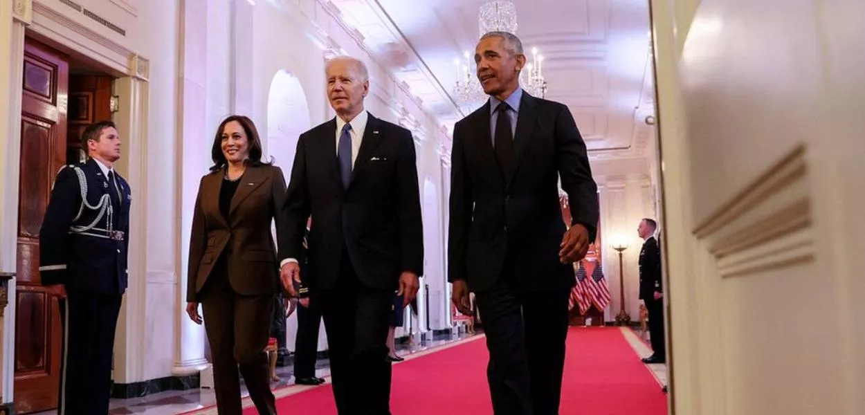 O presidente dos EUA, Joe Biden, é ladeado pela vice-presidente Kamala Harris e o ex-presidente Barack Obama ao chegar para fazer comentários sobre o Affordable Care Act e o Medicaid, na Sala Leste da Casa Branca em Washington, EUA, 5 de abril de 2022