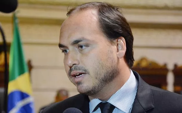 Carlos Bolsonaro operava gabinete do ódio e controlava redes do pai