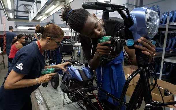 Trabalhadores montam uma scooter na fábrica da Vedca em Havana
