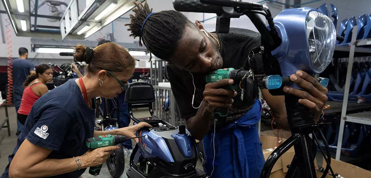 Trabalhadores montam uma scooter na fábrica da Vedca em Havana