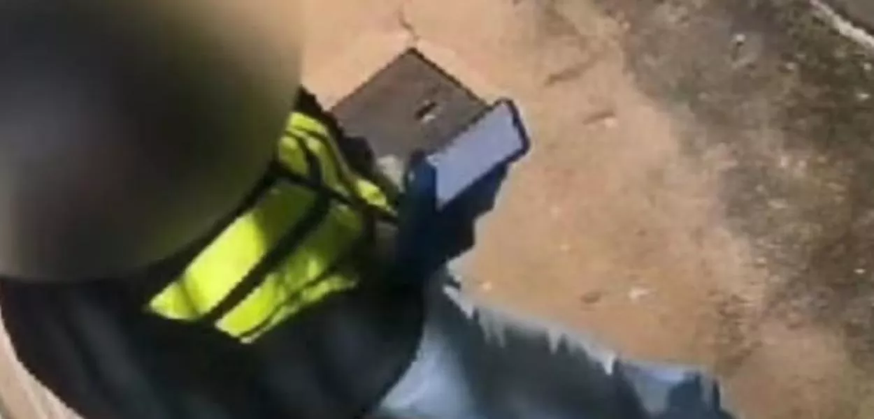 Policial aposentado é preso em Juiz de Fora após atacar motoboy: “preto fedido, vagabundo de merd*” (vídeo)