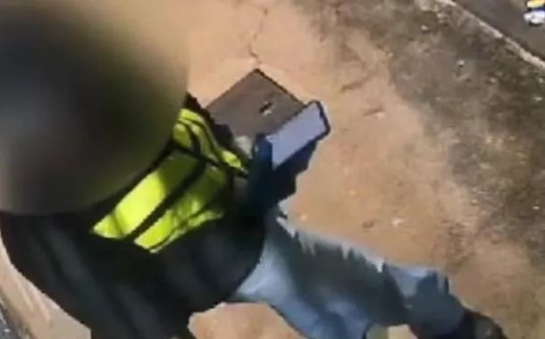 Policial aposentado é preso em Juiz de Fora após atacar motoboy: “preto fedido, vagabundo de merd*” (vídeo)