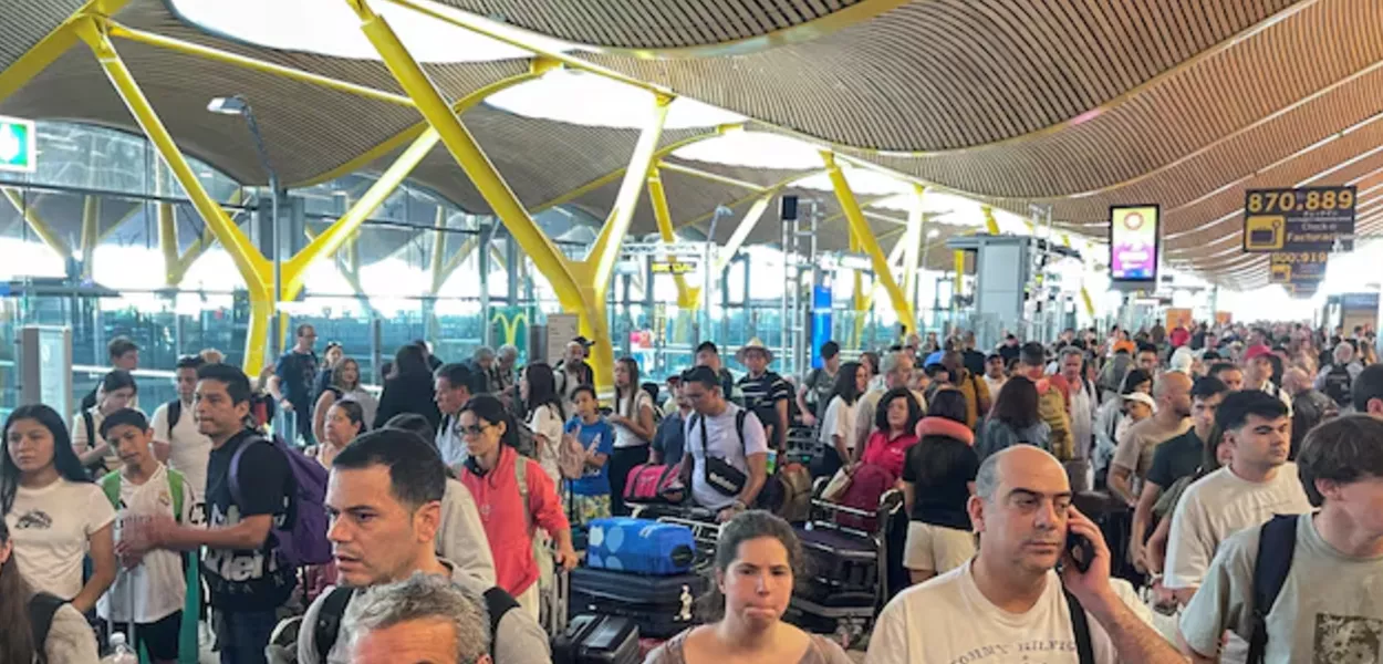 Passageiros aguardam no Aeroporto de Barajas, Espanha