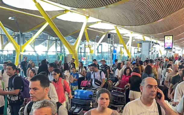 Passageiros aguardam no Aeroporto de Barajas, Espanha