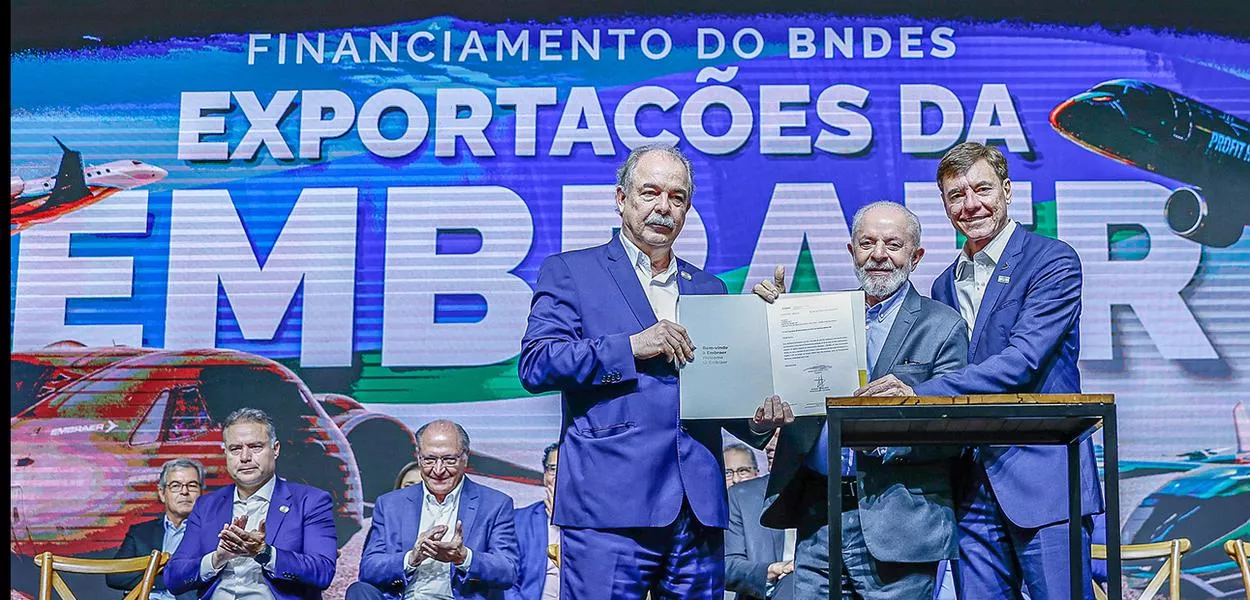 Presidente do BNDES, Aloizio Mercadante; Presidente da República, Luiz Inácio Lula da Silva e o CEO da Embraer, Francisco Gomes Neto em São José dos Campos - SP
