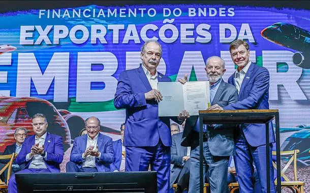Presidente do BNDES, Aloizio Mercadante; Presidente da República, Luiz Inácio Lula da Silva e o CEO da Embraer, Francisco Gomes Neto em São José dos Campos - SP