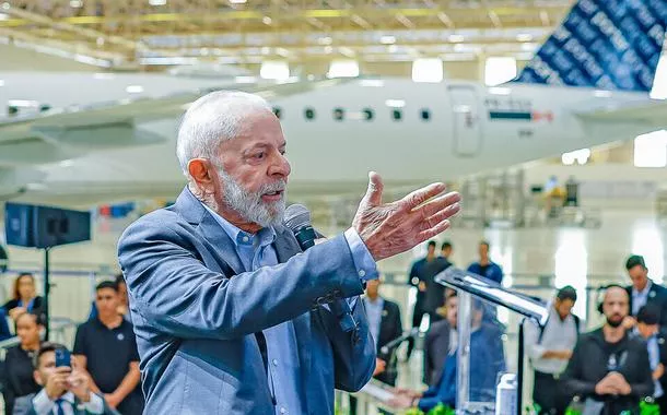Lula em evento na fábrica da Embraer