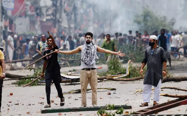 Manifestantes em confronto com a Guarda de Fronteira de Bangladesh (BGB)