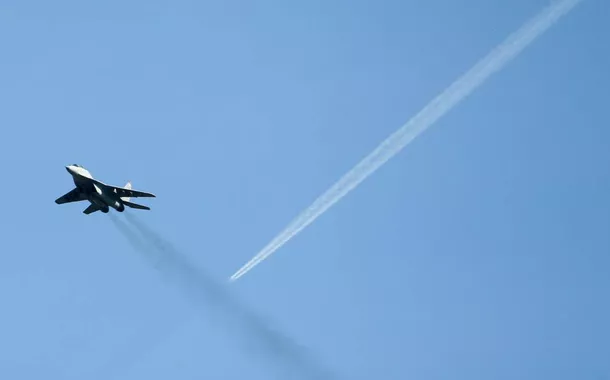 Caças russos sobrevoam o espaço aéreo