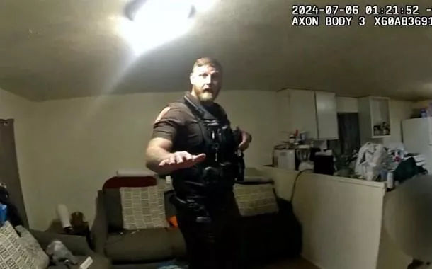 Vice-xerife do condado de Sangamon, Sean Grayson, fala com seu parceiro após atirar em Sonya Massey, durante pedido de ajuda em sua casa em 6 de julho, em imagem capturada de vídeo