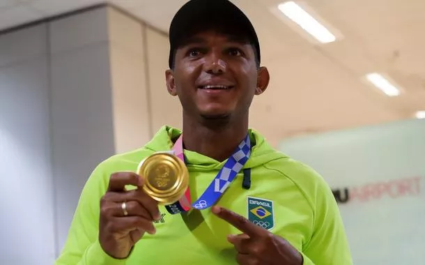 Isaquias Queiroz posa com medalha de ouro olímpica conquistada nos Jogos Tóquio 2020 no aeroporto internacional de São Paulo, em Guarulhos
09/08/2021 REUTERS/Amanda Perobelli