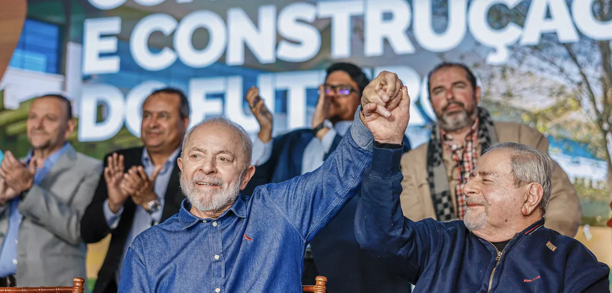 Presidente Luiz Inácio Lula da Silva durante cerimônia de celebração dos 10 anos de atividades do Campus Lagoa do Sino da UFSCar e anúncios de investimentos do Ministério da Educação, cumprimentando o escritor Raduan Nassar, no Campus Lagoa do Sino da Universidade Federal de São Carlos (UFSCar), em Buri (SP)
