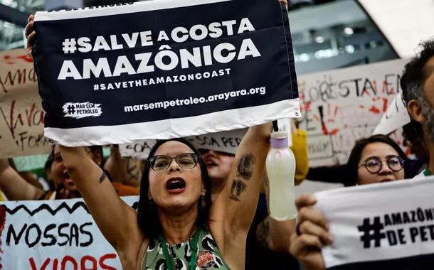 Membros de movimentos sociais protestam contra exploração de petróleo na costa da Amazônia, em Belém