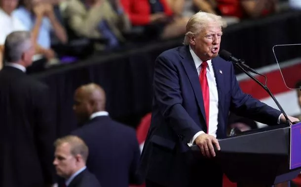 Trump aconselha Israel a melhorar relações públicas e encerrar imediatamente sua guerra em Gaza