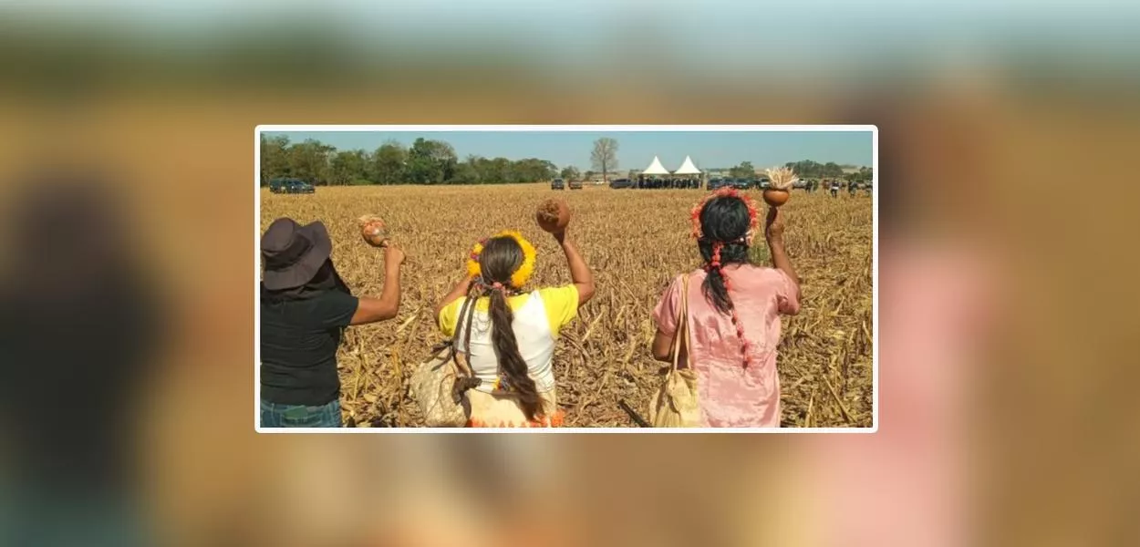 Rezadoras Guarani Kaiowá fazem ritual em frente a vigília de fazendeiros que ameaçam retomada de terras por indígenas no Mato Grosso do Sul
