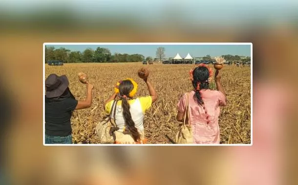 Rezadoras Guarani Kaiowá fazem ritual1xbet saque minimofrente a vigília1xbet saque minimofazendeiros que ameaçam retomada1xbet saque minimoterras por indígenas no Mato Grosso do Sul