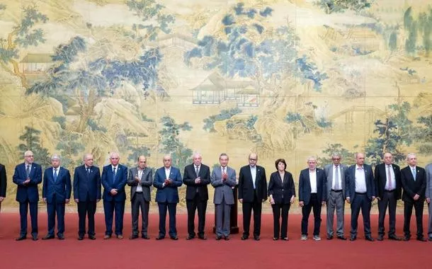 Representantes de facções palestinas e o chanceler chinês, Wang Yi
