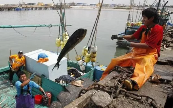 Pescadores no porto peruano de Chimbote