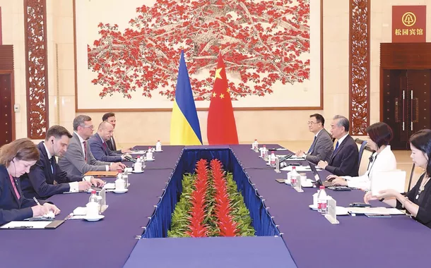 O ministro das Relações Exteriores da China, Wang Yi, conversa com o ministro das Relações Exteriores da Ucrânia, Dmytro Kuleba, em Guangzhou, província de Guangdong, no sul da China, em 24 de julho de 2024