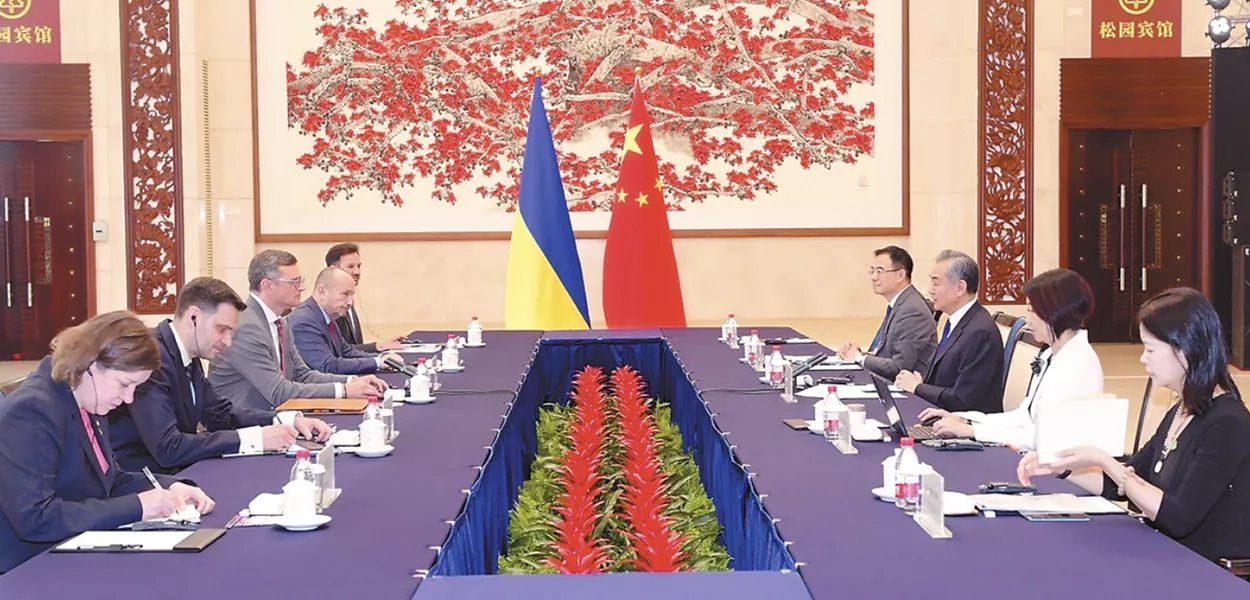 O ministro das Relações Exteriores da China, Wang Yi, conversa com o ministro das Relações Exteriores da Ucrânia, Dmytro Kuleba, em Guangzhou, província de Guangdong, no sul da China, em 24 de julho de 2024