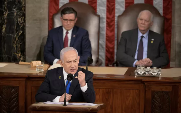 O presidente da Câmara dos EUA, Mike Johnson (R-LA), e o presidente da comissão de relações exteriores do Senado, senador Ben Cardin (D-MD), ouvem o primeiro-ministro israelense, Benjamin Netanyahu, discursar em uma reunião conjunta do Congresso no Capitólio dos EUA, em Washington, EUA, em 24 de julho de 2024