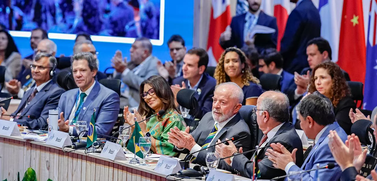 Lula e outras lideranças em reunião do G20