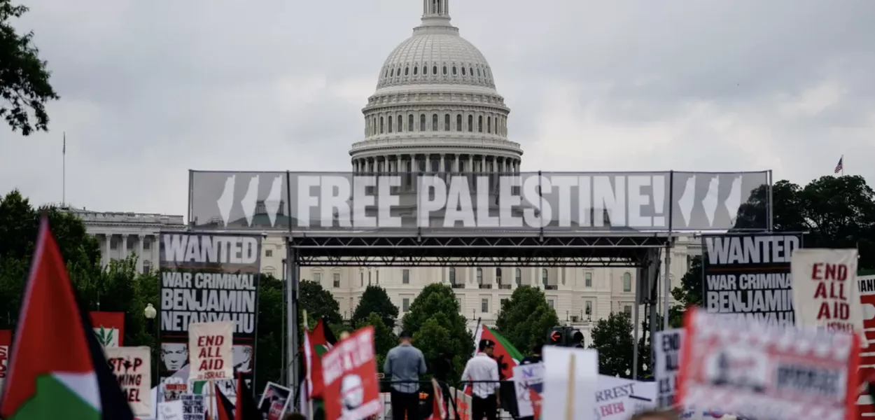 Manifestantes pró-palestinos protestam no dia do discurso do primeiro-ministro israelense, Benjamin Netanyahu, em uma reunião conjunta do Congresso, no Capitólio, em Washington, DC, Estados Unidos