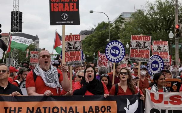 Multidões carregando bandeiras palestinas e cartazes que vão desde slogans de esquerda até versículos bíblicos reunidos em frente ao edifício do Capitólio dos EUA
