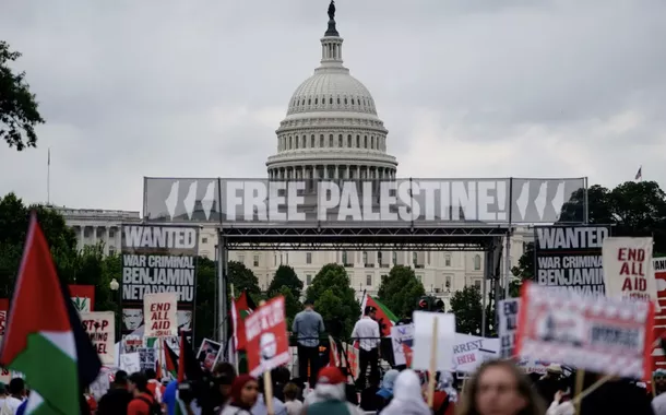 Manifestantes pró-palestinos protestam no dia do discurso do primeiro-ministro israelense, Benjamin Netanyahu, em uma reunião conjunta do Congresso, no Capitólio, em Washington, DC, Estados Unidos