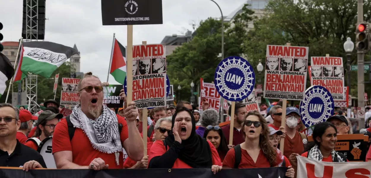 Multidões carregando bandeiras palestinas e cartazes que vão desde slogans de esquerda até versículos bíblicos reunidos em frente ao edifício do Capitólio dos EUA