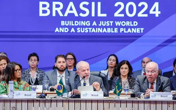 Lula ao microfone em evento no G20