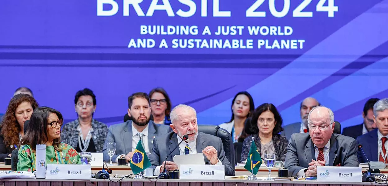 Lula ao microfone em evento no G20