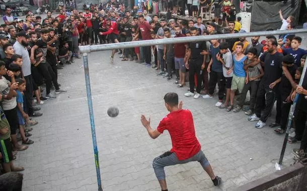 Palestinos jogam futebol na Faixa de Gaza
