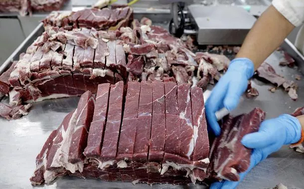 Carne em unidade de produção da JBS no Brasil
