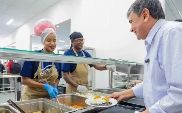 Ministro Wellington Dias almoça no Restaurante do Povo, na Central do Brasil