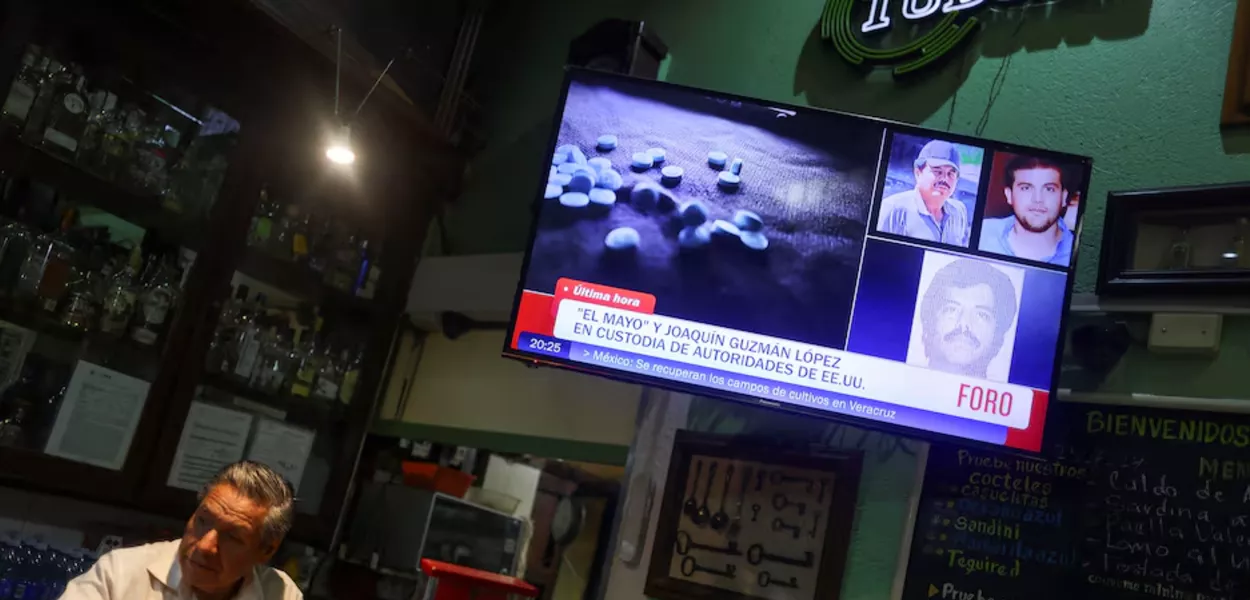 TV noticia a prisão do traficante mexicano Ismael "El Mayo" Zambada e do filho de "El Chapo"
